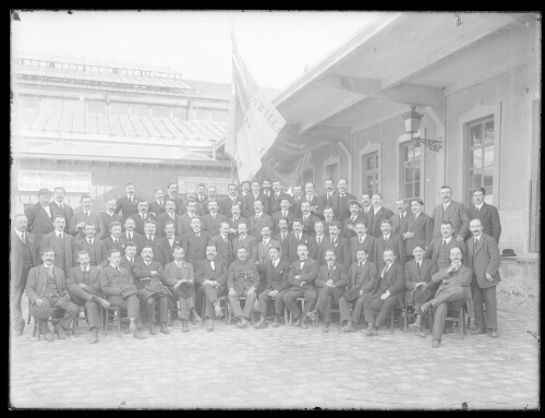 Groupe en extérieur, classe de 1906