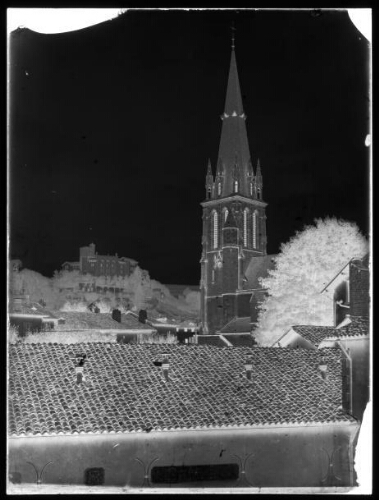 Architecture, le clocher de Saint-Géraud et le château Saint-Etienne