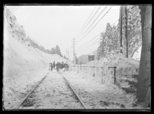 Travail de déneigement de la voie ferrée au Lioran, hiver 1905-1906