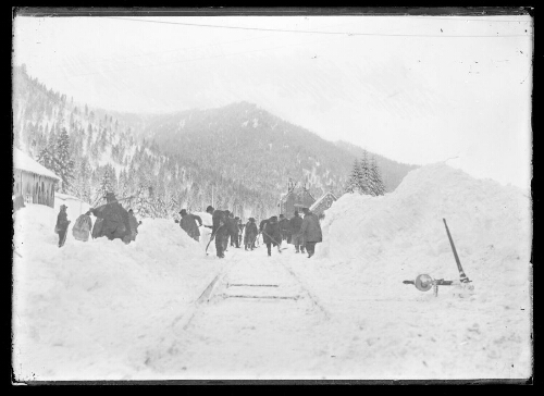 Travail de déneigement de la voie ferrée au Lioran, hiver 1905-1906