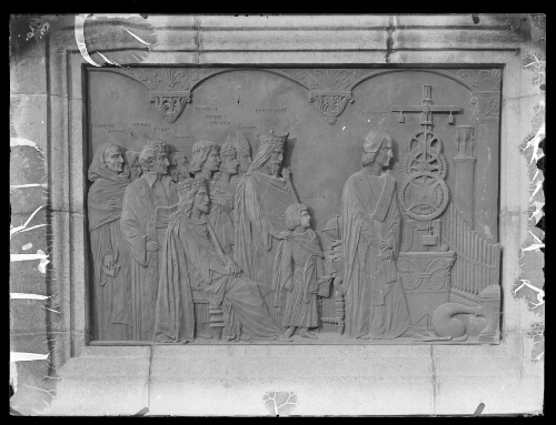 Bas relief, statue du Pape Sylvestre II, cours Monthyon