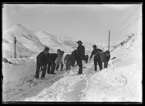 Travail de déneigement de la voie ferrée au Lioran, hiver 1905-1906, au dessus de Saint-Jacques