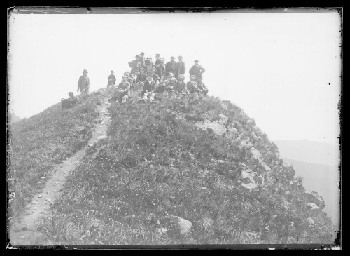 Groupe d'hommes au sommet du Puy Mary ( ?)