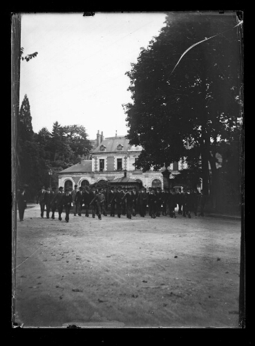 Groupe d'hommes devant la gare de Figeac