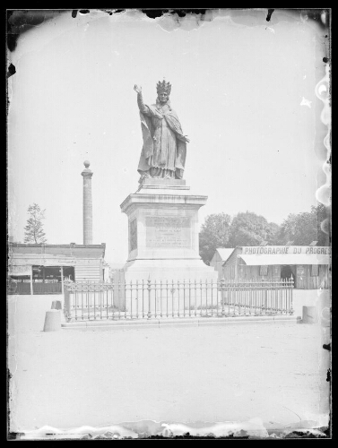 Statue du Pape Sylvestre II, cours Monthyon