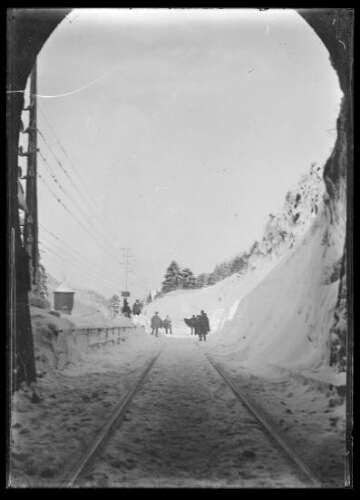 La gare du Lioran sous la neige, à la sortie du tunnel