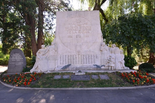 Monument aux morts au square
