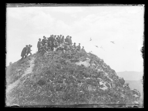 Groupe d'hommes au sommet du Puy Mary 