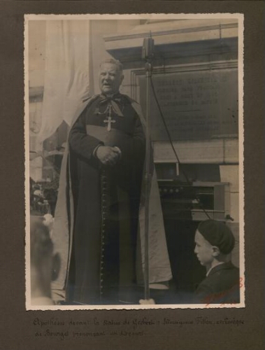 Apothéose devant la statue Gerbert. Monseigneur Fillon Archevêque de Bourges prononçant un discours